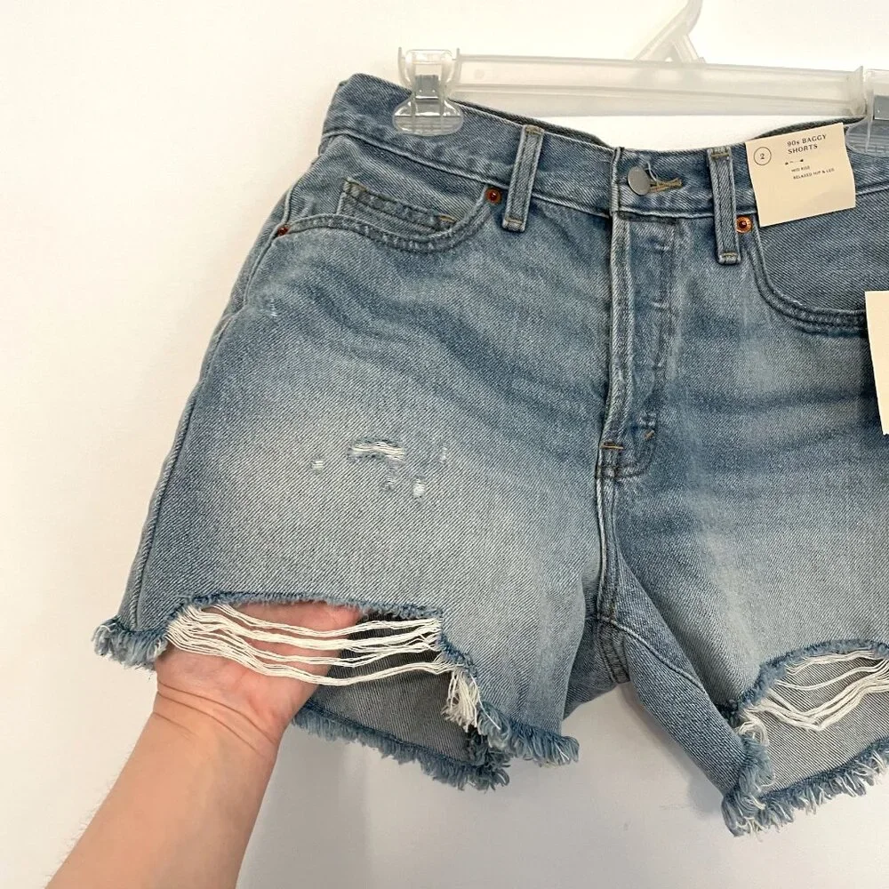 NEW NWT UNIVERSAL THREAD Mid Rise 90's Baggy Denim Shorts Light Wash Raw Hem 2